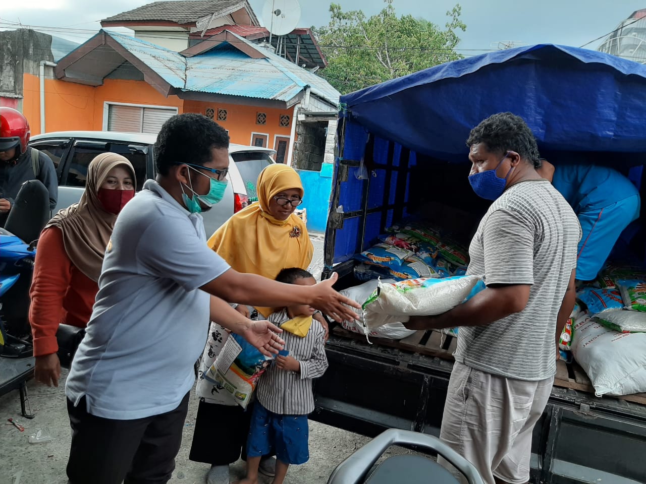 Peduli Warga Terdampak Covid 19, Anggota Fraksi PKS Bagi 1000 Paket Sembako  di Ambon